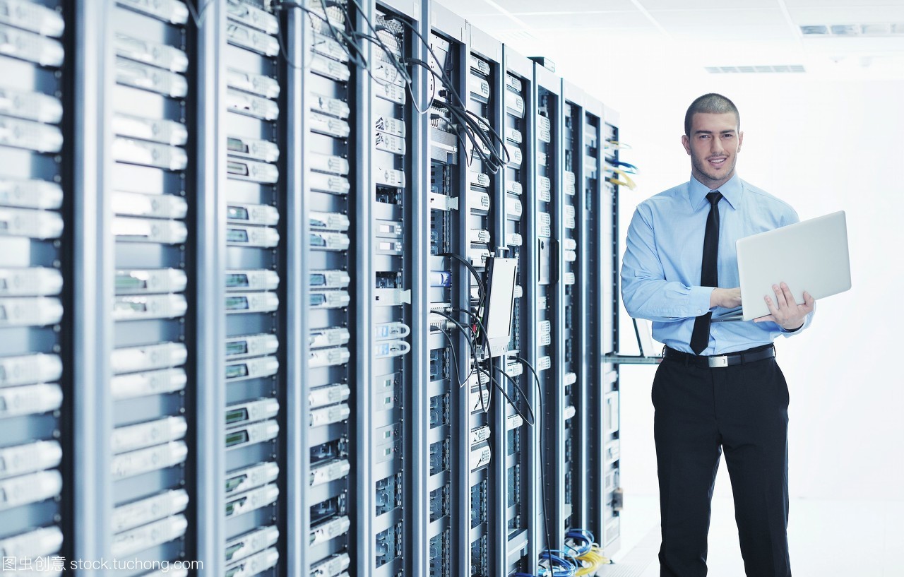 鋁薄光影中的數字脈搏 年輕工程師與服務器的未來對話