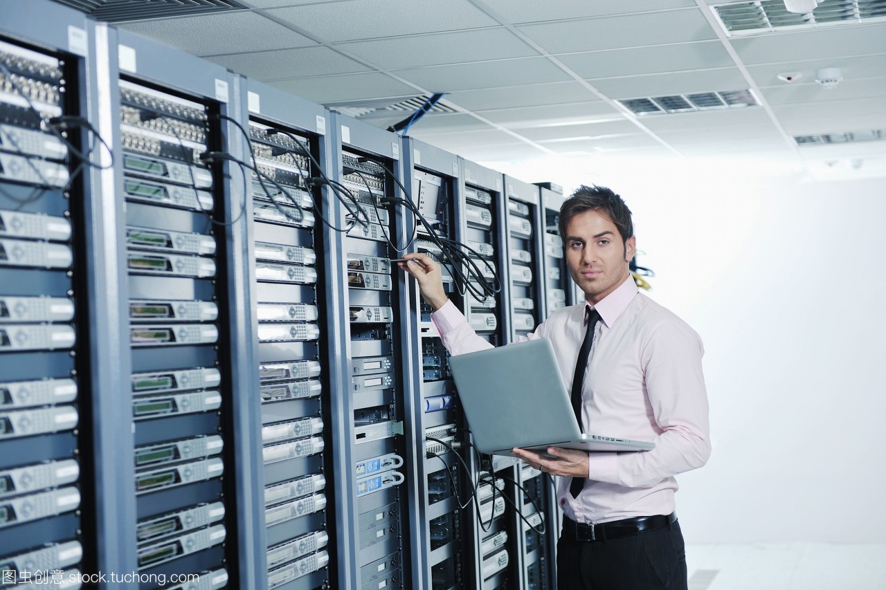 數字時代的工程師 現代鋁薄筆記本電腦與網絡服務器房的交響曲